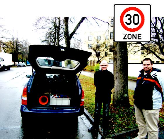 Alexander Braun und Andreas Häusler von der Kommunalen Verkehrsüberwachung bereiten die Radarfalle vor.   Foto: ikb