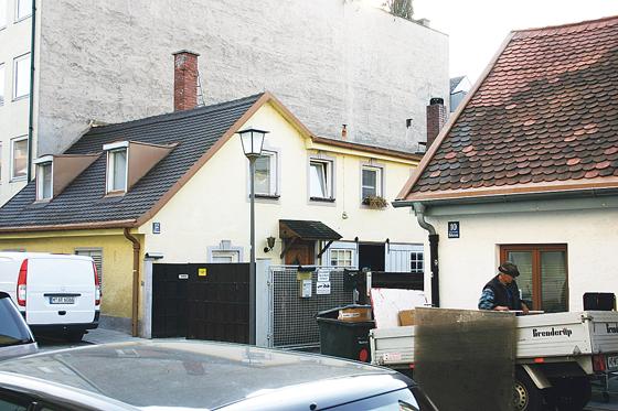 Stein des Anstoßes: die historischen Kutscherhäuser an der Birkenau 10 und 12 sollen nach dem Willen des neuen Eigentümers abgerissen werden. Foto: HH