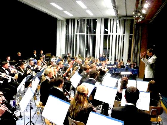 Die engagierten jungen Musiker erfreuten das  Publikum in der Poinger Turnhalle.	Foto: Privat