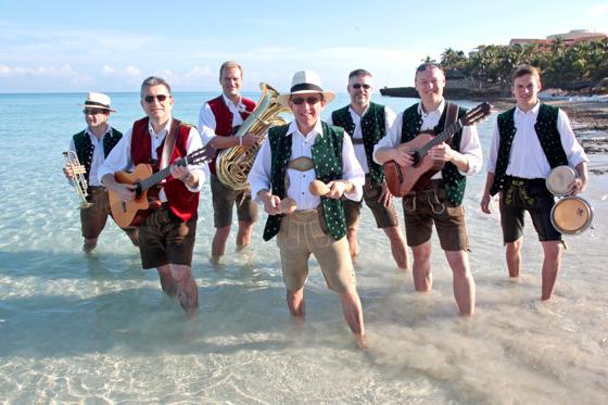 Erst nur etwas Meer, Sonne und coole Drinks im Sinn, dann entdeckten sie die Musik der Insel  und nannten sich fortan Die Cubaboarischen.