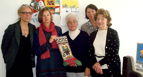 Brigitte Schmitt-Hausser, Elfi Kolde, Dr. Barbara Senger, Barbara Mallmann und Eva-Maria Stiebler bei der Scheckübergabe.	Foto: Privat