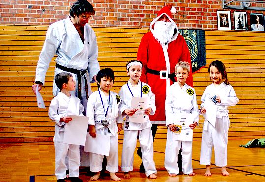 Eine Trainingsstunde, wie sie den Jüngsten gefiel: in Anwesenheit eines großzügigen Nikolaus.	Foto: VA