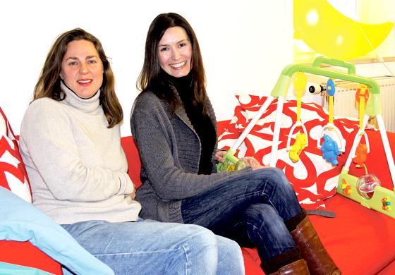 Lara Mosdal (l.) und Sabine Wachenfeld freuen sich über mehr Platz in den neuen Elki-Räumen. Somit können sie auch mehr Kurse anbieten. 	Foto: ko
