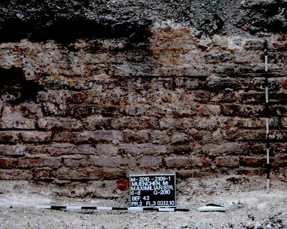 Die aktuell entdeckten Reste der Stadtmauer. Foto: Archbau Bayern