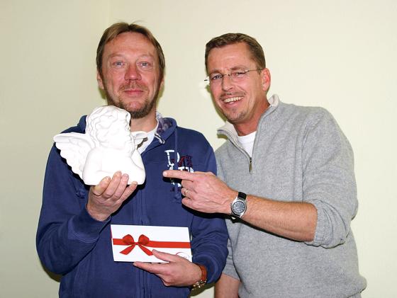 Karlheinz Michel (l.) ist der »Engel« im ASZ Isarvorstadt. Für ASZ-Leiter Jan  Dietrich ist er »einfach ein ganz toller Mensch«. 	Foto: scy
