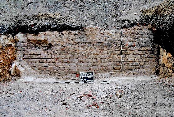 Nur etwa 80 Zentimeter unter dem heutigen Pflaster liegen die Reste der Stadtmauer.	Foto: LFD