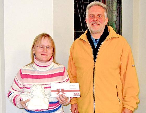 Pfarrer Wolfgang Dörrich aus Holzkirchen freut sich dass Alexandra Herbig zum Weihnachtsengel 2010 gekürt wurde.	Foto: Pietsch