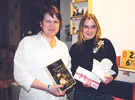 Über den Engel von Pflanzen Kölle und den 100 Euro-Einkaufsgutschein vom Einkaufs-Center pep freute sich Natalija Bublak zusammen mit Beate Knoblach, die sie vorgeschlagen hat; sie bekam ein Buch mit CD.	Foto: js