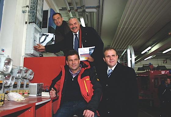 Bei der Schalterumlegung (von links oben): Josef ­Vilgertshofer, Erster Bürgermeister Rolf Zeitler, Franz Kaiser und Dr. Franz Stangl.	Foto: sl