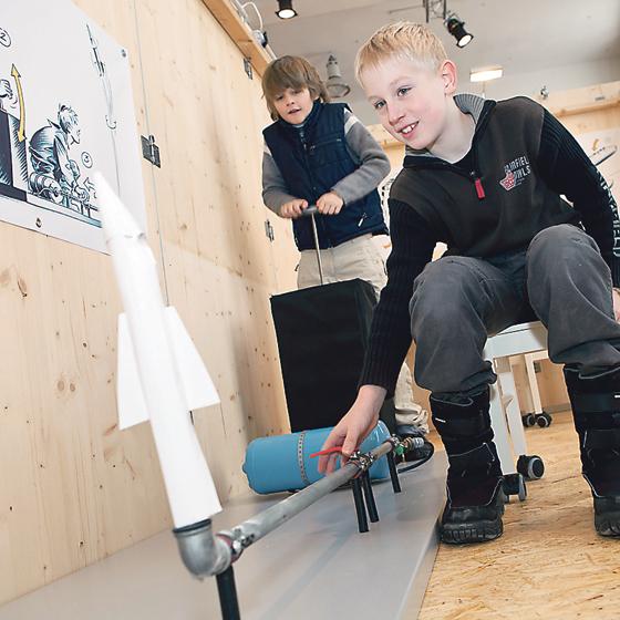 High-Tech im Selbstversuch: Im Museum können die Kinder mit einfachen Mitteln sogar Raketen starten lassen. Foto: Sonja Herpich/KJM