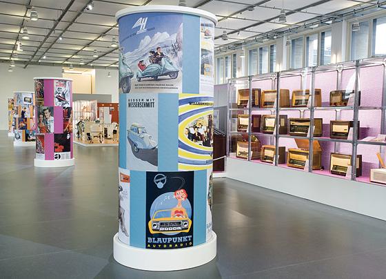 Blick in die Ausstellung. Zeitgenössische Werbung und eine Chronik des Jahrzehnts geben einen Überblick im Eingangsbereich der Ausstellung. Foto: Deutsches Museum