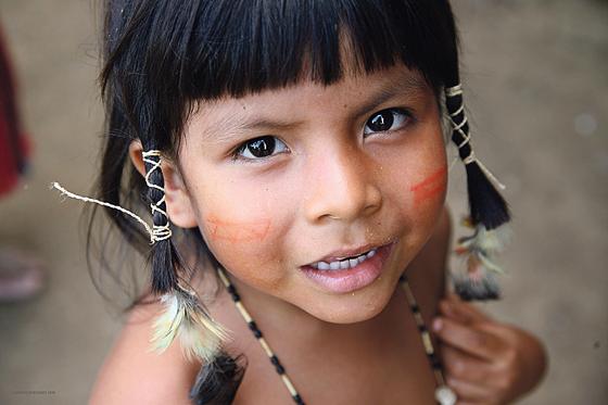 Indianerkinder vom Amazonas sammeln mit der ausstellung Geld für den Erhalt des Regenwaldes. Foto: Little ART
