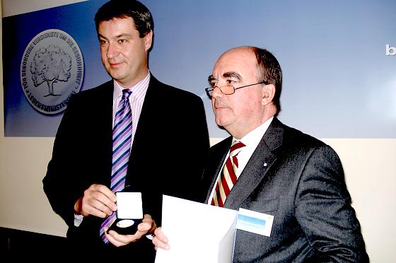 Gesundheitsminister Söder überreichte Dr. Zimmermann die Bayerische Staatsmedaille.	Foto: VA