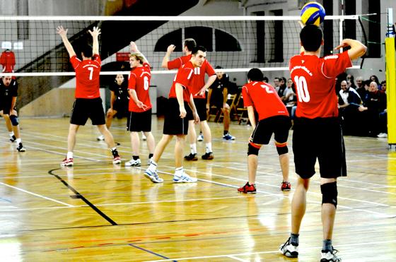 Anfangs schien der Sieg nah, doch knapp verloren haben die Lohhofer Volleyball-Herren. Das Bild zeigt Fabian Mängel am Aufschlag. 	Foto: SV Lohhof