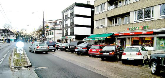 Die Schrägparkplätze vor den Geschäften an der Bülowstraße werden aus  Sicherheitsgründen in Längsstellplätze umgewandelt.			Foto: ikb