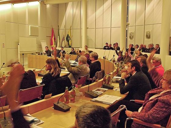 Einstimmig abgelehnt: Im Unterhachinger Gemeinderat blieb bei der Abstimmung gegen das Bürgerbegehren keine Hand unten. Foto: Kohnke