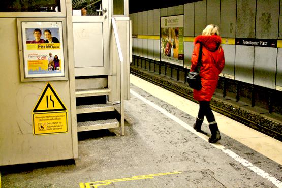 An der S-Bahnstation Rosenheimer Platz wird es für Passanten eng. Für Rollstuhlfahrer ist eine risikofreie Durchfahrt nicht möglich.	Foto: js