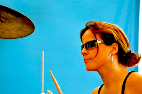 Carola Grey, Meisterin am Schlagzeug, musiziert mit dem vielseitigen Inder Suresh.	Foto: VA