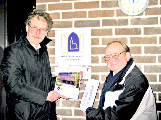 Gerhard Rupprecht (l.) und Hans-Jürgen Wege präsentieren den Festkalender zum 40-jährigen Jubiläum der Lätare-Kirche. 	Foto: Boschert