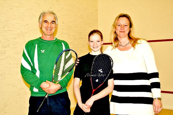 Trainer Uli Brennstuhl, Talent Saskia Beinhard und ihre Mutter Tanja Beinhard freuen sich auf die EM im nächsten Jahr. 	Foto: hol