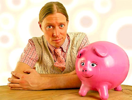 Herr Hermann und Edith, das Sparschwein, haben eine Idee, um an Geld zu kommen	Foto: VA