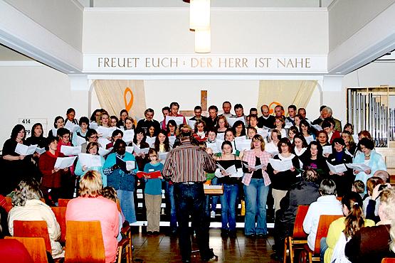Gemeinsam singen: Chorhappening in der Erlöserkirche in Maxvorstadt. 	F. ekm-Archiv/Alexander Badstübner