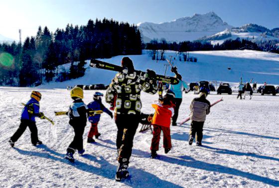 So stellt man sich einen gelungenen Skitag vor! Der SV Dornach bietet Kurse und Tagesfahrten.	Foto: VA