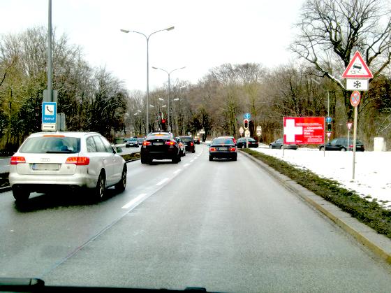 Um diese Stelle geht es: Die Einmündung der Ifflandstraße von rechts in den Isarring. Alle Autofahrer kennen die berüchtigten Staus dort.	Foto: ikb