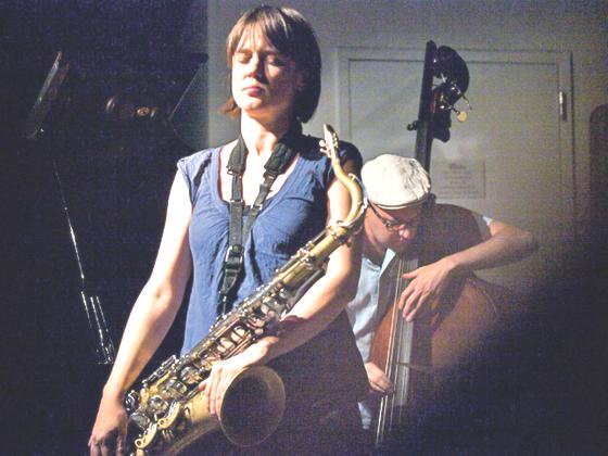 Klischeefreier Jazz: die Saxophonistin Ingrid  Laubrock.	Foto: VA