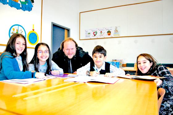Erfolgsmodell Hafis e.V.  Sümeyye, Dilarah, Abdullah und Sebil mit ihrem Hausaufgabenbetreuer und Projektinitiator Christian Dörr.	Foto: HH
