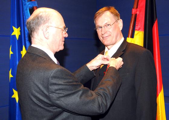 Johannes Singhammer erhält die Auszeichnung von Bundestagspräsident Norbert Lammert. 	Foto: VA