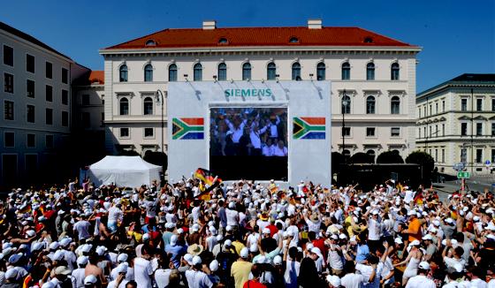 Bereits zur Fußball-WM 2010 veranstaltete die Siemens AG auf dem Wittelsbacherplatz ein Public Viewing. Am 3. Juli feierten die deutschen Fans den Führungstreffer der deutschen Mannschaft gegen Argentinien. Foto: Siemens