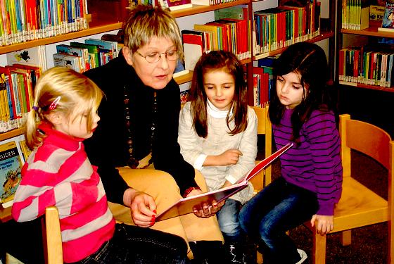 Gespannt lauschen die Kinder in der Schwabinger Stadtbibliothek Gerda Steek beim Vorlesen. 	Foto. ko