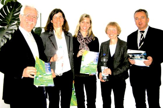 Das neue Programm präsentieren (von links) Paul Broß, VHS-Leiterin Marina Eglauer, Nadine Mafke, Sibylle Opatz und Udo Ockel, Bürgermeister von Kirchseeon und Schirmherr der VHS.	Foto: oh