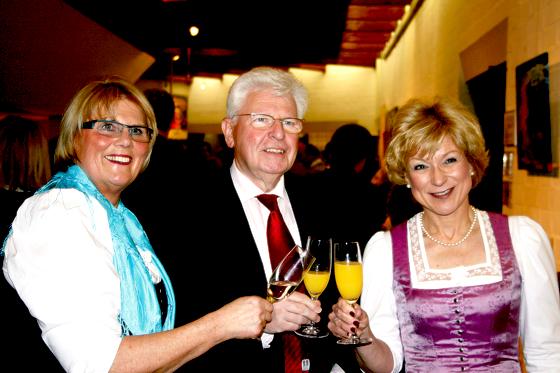 Die Erste Bürgermeisterin Hannelore Gabor (l.) zusammen mit Professor Dr. Oberreuter und Kerstin Tschuck vor der Rede des Festgastes.	Foto: rhf