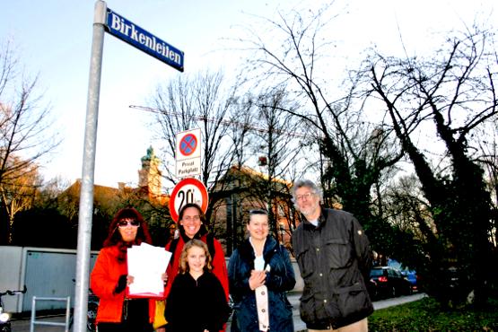 Melly Kieweg, Ulrike Schemenz, Natalia Wolk und Rudi Schneider (v. li.) zusammen mit Fiona (vorne) wollen ihre Straße nicht umbenennen lassen. 	Foto: HH