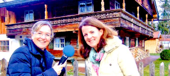 Das Wagnerhaus ist ein sicherer Kandidat für den Hörpfad. Carmen Böhlke (l.) und Michaela Feulner-Kaboth freuen sich auf das Projekt.	Foto: Pietsch
