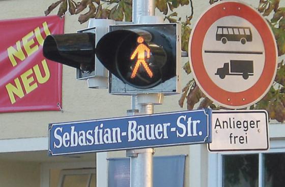 Der Warnblinker an der neuen Ampel an der Einmündung Sebastian-Bauer-Straße findet nicht genügend Beachtung. Foto: Boschert