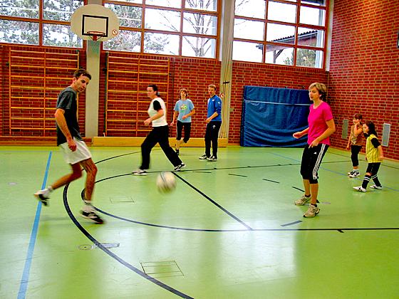 Ob jung oder älter, fit oder etwas außer Form  der Damenfußball soll vor allem Spaß machen.	Foto: VA
