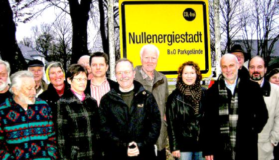 Die Glonner AEG-Delegation um Hans Gröbmayer (4. v. r.) hat sich in der Nullenergiestadt Mietraching über regenerative Energien informiert.	Foto: oh