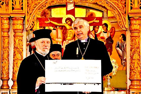 200.000 Euro überreichte Landesbischof Johannes Friedrich an Erzpriester Apostolos Malamoussis. 	 VA