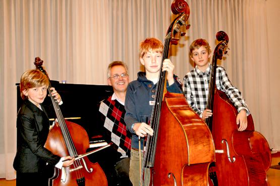 Vincent, Carlo und Max, hier mit Musikschulleiter Markus Lentz, verstärken bei »Jugend musiziert« die Anzahl der teilnehmenden Streicher.	Foto: hol