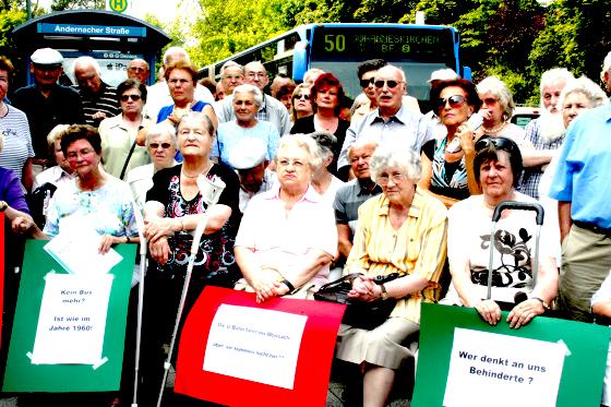 Bereits im Sommer 2010 rührte sich in Moosach Protest: Die Bürger demonstrierten für den Erhalt der Buslinie 50. 	Foto: ws
