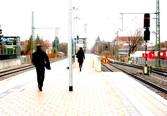 Am Bahnhof Moosach fehlen Schilder, die ortsunkundige Fahrgäste zur U-Bahn führen.  	Foto: ws