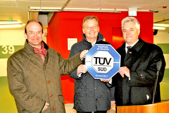 Architekt Axel Altenberend, Bürgermeister Jan Neusiedl und Walter Hotke (v. l.) vom TÜV-Süd freuten sich über die Verleihung des TÜV-Siegels. 	Foto: hol