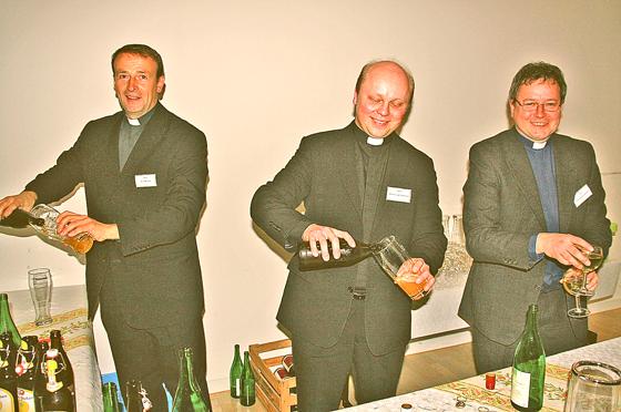 Pfarrer Rolf Merkle, Kaplan Arkadiusz Czempik und Dekan Thomas Kratochvil (v.l.) sorgten für gut geölte Kehlen.  Foto: Pfarrverband