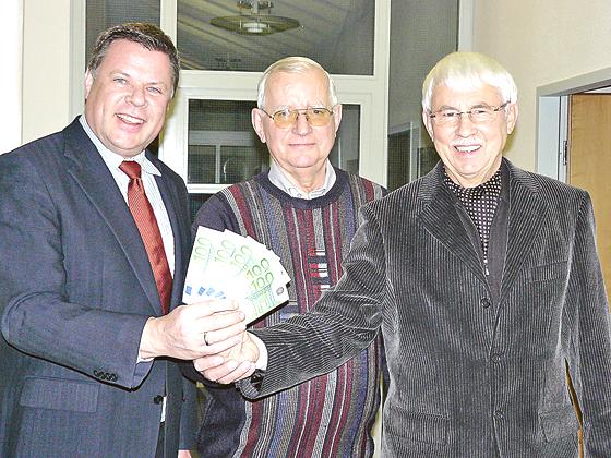 Bürgermeister Piet Mayr übergibt an Udo Frühbauer und Werner Gössler (v.l.) 500 Euro.  Foto: Gem.