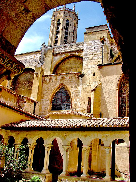 Eines der vielen pittoresken Motive des Diavortrags: Die Kathedrale Saint Saveur in Aix-en-Provence mit ihrem Kreuzgang. 	Foto: Franz Still