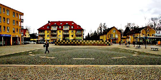 Der Walter-Sedlmayr-Platz: Anwohner hatten im vergangenen Jahr gefordert, die Steinwüste in einen großen Parkplatz umzufunktionieren. 	Foto: ws