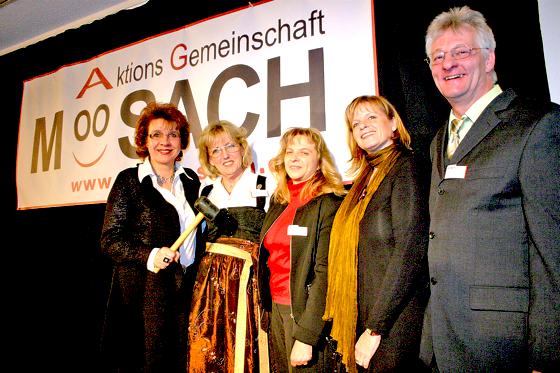 Ingrid Lindner, Karin Möller, Christine Deibert, Angelika Güc und Horst Ritt  (v. li.) zogen beim Neujahrsempfang ein positives Fazit.	Foto: cr